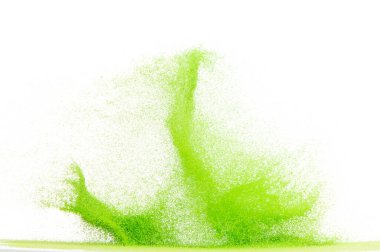 Küçük ölçekli yeşil kum uçan patlama, sebzeli kum tanecikleri patlar. Soyut bulut sineği. Yeşil renkli kum sıçraması hava veriyor. Beyaz arka plan izole edilmiş yüksek hızlı deklanşör, dondurucu fırlatma