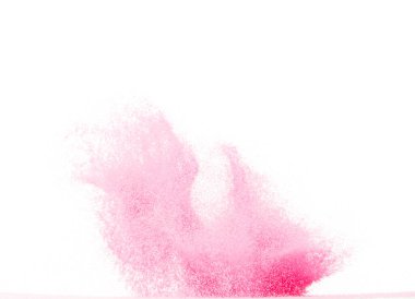 Küçük ölçekli pembe kum uçan patlama, tatlı kum tanecikleri patlar. Soyut bulut sineği. Pembe renkli kum serpintisi hava veriyor. Beyaz arka plan izole edilmiş yüksek hız deklanşörü, dondurucu atış