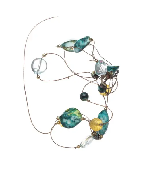 空気中で銀線宝石ビーズスタイルのネックレスフライ ファッション装飾アイテムのための宝石としてジュエリービーズのネックレス より多くのスタイルを追加するためのファッション装飾ネックレス 隔離された白い背景 ストック写真