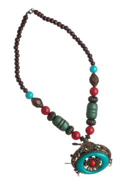 Değerli mücevher boncuk yaka havada uçuşuyor. Moda dekoratif eşyaları için değerli mücevher boncuk kolye. Moda süsü kolyesi daha şık olsun diye. Beyaz arkaplan izole