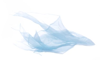 Mavi gökyüzü Organza kumaşı kıvrımlı uçuyor, tekstil mavisi gökyüzü kumaşı parçası havaya düşüyor. Beyaz arkaplan izole hareket bulanıklığı