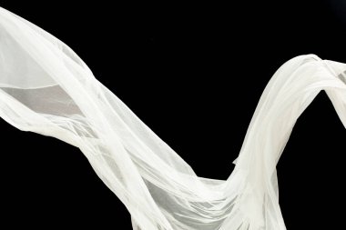 Beyaz Organza kumaşı kıvrımlı uçuyor, Beyaz Organza kumaş parçası havaya uçuyor. Siyah arkaplan izole hareket bulanıklığı