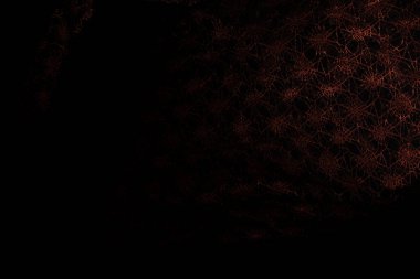 Bakır kırmızı dantel kumaş kıvrımlı uçuyor, tekstil bakır dantel kumaş parçası havaya düşüyor. Siyah arkaplan izole, koyu gölgeleme ortamı