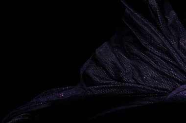 Mor mor simli kumaş kavisli uçuyor, Mor renkli kumaş parçası havaya düşüyor. Siyah arkaplan izole, koyu gölgeleme ortamı