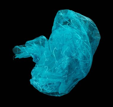 Mavi dantelli kumaş kıvrımlı uçuyor, mavi dantelli kumaş parçası havaya düşüyor. Siyah arkaplan izole hareket bulanıklığı