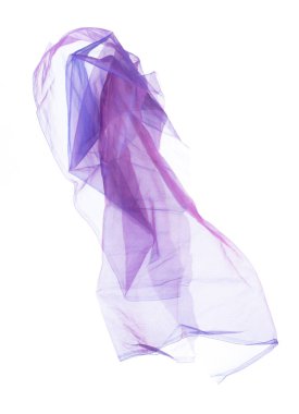Mor Violet Organza kumaşı kıvrımlı uçuyor. Tekstil mavisi gökyüzü kumaşı parçası havaya uçuyor. Beyaz arkaplan izole hareket bulanıklığı