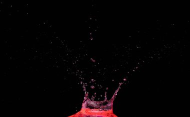 Kırmızı şarap Crown Water nesnenin üzerine su sıçratarak damlacıklar ve dalgalar halinde çırpınan bir şekil yaratır. Kiraz domates suyu, Crown Suyu, nesne olarak kan patlaması yapıyor. Siyah arkaplan izole