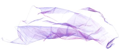 Mor Violet Organza kumaşı kıvrımlı uçuyor. Tekstil mavisi gökyüzü kumaşı parçası havaya uçuyor. Beyaz arkaplan izole hareket bulanıklığı