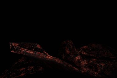 Bakır kırmızı dantel kumaş kıvrımlı uçuyor, tekstil bakır dantel kumaş parçası havaya düşüyor. Siyah arkaplan izole, koyu gölgeleme ortamı