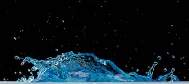 Crown Water, damlacıklar ve dalgalar halinde çırpınan şekiller yaratmak için nesnenin üzerine su sıçratır. Crown sudan nesneye dalgalı hareketle kavisli düşüş patlaması yapıyor. Siyah arkaplan izole