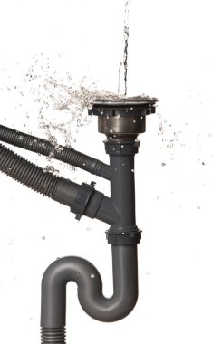 Gri plastik boru lavabosundan sızan su. Tuvaletteki boru tesisatından sızan lavabo suyu damlaları tıkadı. Beyaz arkaplan izole