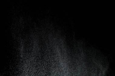 Milyonlarca yıldız tozu, yağan yağmurun, yağan karın, şiddetli kar fırtınasının fotoğrafı. Siyah arkaplandaki dondurucu çekim izole edildi. Sprey su dumanı rüzgardaki yıldız parçacığı gibi