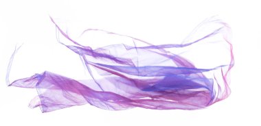 Mor Violet Organza kumaşı kıvrımlı uçuyor. Tekstil mavisi gökyüzü kumaşı parçası havaya uçuyor. Beyaz arkaplan izole hareket bulanıklığı