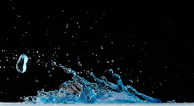 Crown Water, damlacıklar ve dalgalar halinde çırpınan şekiller yaratmak için nesnenin üzerine su sıçratır. Crown sudan nesneye dalgalı hareketle kavisli düşüş patlaması yapıyor. Siyah arkaplan izole