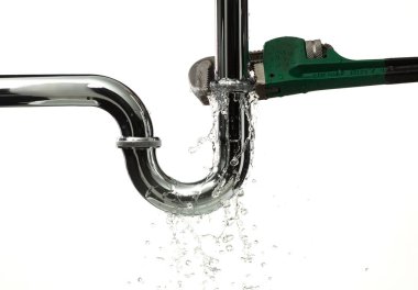 Ağır Görevli Anahtarı lavabonun altındaki su sızıntısını tamir ediyor. Banyodaki bir çok boru hortumundan sızan lavabo su sızdırıyor ve su damlası gibi ingiliz anahtarıyla tamir ediliyor. Beyaz arkaplan izole