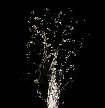 Crown sudan nesneye dalgalı hareketle kavisli düşüş patlaması yapıyor. Siyah arka plan izole. Crown Water damlacıklar ve dalgalar halinde çırpınan şekil yaratmak için nesnenin üzerine su sıçrar.. 