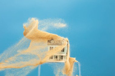 Kum fırtınası House 'u küresel ısınma yüzünden doğal bir felaket olarak vurdu. Sigortası olan güçlü kum taarruz evi rüzgarı hasar ortamı yaratıyor. Mavi arkaplan izole