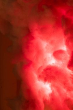 Fantezi bulutu gökyüzünde süzülüyor. Sahte bulut bir çok katman bir rüya gibi kırmızı mavi sarıyı yansıtır