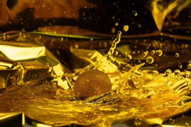 Altın bitcoin şifreleme madeni para sıvı altından güven ile oluşturulur. Altından altın madenciliği ve kredi için bitcoin şeklinde döküm Yeni para güven, Crown Water sıvı