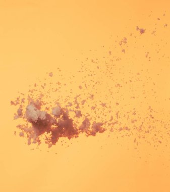 Gün batımında kar yağıyor. Turuncu gökyüzü. Kar tozu yağıyor. Turuncu akşamda gün batımına atılıyor. Sarı arka plan izole.