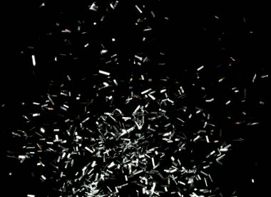 Birçok Parti simleri birçok grupta dağılır. Gümüş Konfeti folyosu yere düşüyor. Gümüş Konfeti Foil patlaması, soyut bulut sineği. Siyah arkaplan izole ögesi dondur