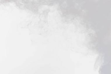 Kum patlaması, altın kum dalgası patlaması. Soyut kum bulutu sineği. Sarı renkli kum damlaları içine hava atıyor. Beyaz arka plan, yüksek hız kepengi izole edilmiş, donma hareketi fırlatılıyor, png