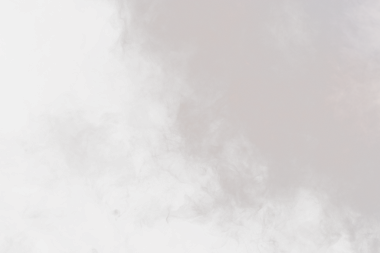 Kum patlaması, altın kum dalgası patlaması. Soyut kum bulutu sineği. Sarı renkli kum damlaları içine hava atıyor. Beyaz arka plan, yüksek hız kepengi izole edilmiş, donma hareketi fırlatılıyor, png