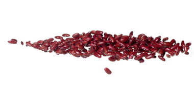 Kırmızı fasulye patlaması, kırmızı fasulye soyut bulut sineğini patlattı. Havaya bezelye tohumu sıçraması, yiyecek nesnesi tasarımı. Seçici odak dondurma görüntüsü beyaz arkaplan izole