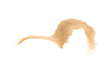 Küçük ölçekli kum patlaması, altın tahıl dalgası patlaması. Soyut bulut sineği. Sarı renkli kum, havaya silis sıçratıyor. Beyaz arka plan izole edilmiş yüksek hızlı deklanşör, dondurucu atış