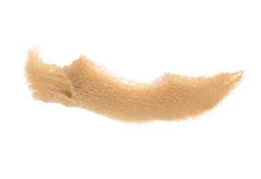 Küçük ölçekli kum patlaması, altın tahıl dalgası patlaması. Soyut bulut sineği. Sarı renkli kum, havaya silis sıçratıyor. Beyaz arka plan izole edilmiş yüksek hızlı deklanşör, dondurucu atış