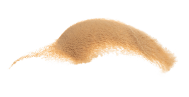 Küçük ölçekli kum patlaması, altın tahıl dalgası patlaması. Soyut bulut sineği. Sarı renkli kum, havaya silis sıçratıyor. Beyaz arka plan izole edilmiş yüksek hızlı deklanşör, dondurucu atış