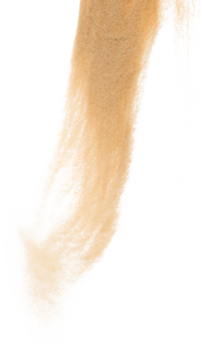 Küçük ölçekli kum patlaması, altın tahıl dalgası patlaması. Soyut bulut sineği. Sarı renkli kum, havaya silis sıçratıyor. Beyaz arka plan izole edilmiş yüksek hızlı deklanşör, dondurucu atış