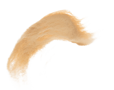 Küçük ölçekli kum patlaması, altın tahıl dalgası patlaması. Soyut bulut sineği. Sarı renkli kum, havaya silis sıçratıyor. Beyaz arka plan izole edilmiş yüksek hızlı deklanşör, dondurucu atış