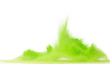 Küçük ölçekli yeşil kum uçan patlama, sebzeli kum tanecikleri patlar. Soyut bulut sineği. Yeşil renkli kum sıçraması hava veriyor. Beyaz arka plan izole edilmiş yüksek hızlı deklanşör, dondurucu fırlatma