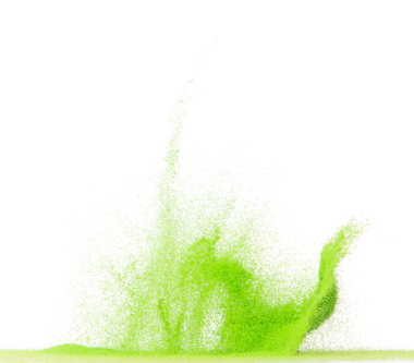 Küçük ölçekli yeşil kum uçan patlama, sebzeli kum tanecikleri patlar. Soyut bulut sineği. Yeşil renkli kum sıçraması hava veriyor. Beyaz arka plan izole edilmiş yüksek hızlı deklanşör, dondurucu fırlatma