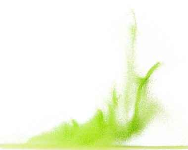 Küçük ölçekli yeşil kum uçan patlama, sebzeli kum tanecikleri patlar. Soyut bulut sineği. Yeşil renkli kum sıçraması hava veriyor. Beyaz arka plan izole edilmiş yüksek hızlı deklanşör, dondurucu fırlatma