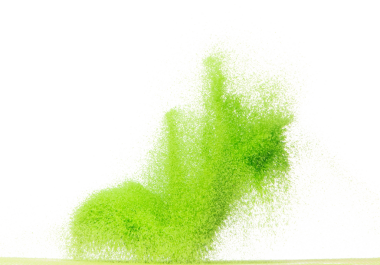 Küçük ölçekli yeşil kum uçan patlama, sebzeli kum tanecikleri patlar. Soyut bulut sineği. Yeşil renkli kum sıçraması hava veriyor. Beyaz arka plan izole edilmiş yüksek hızlı deklanşör, dondurucu fırlatma