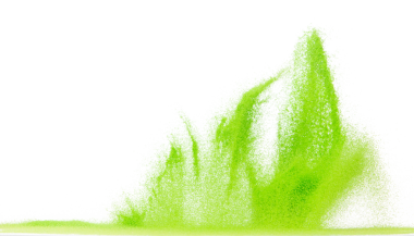Küçük ölçekli yeşil kum uçan patlama, sebzeli kum tanecikleri patlar. Soyut bulut sineği. Yeşil renkli kum sıçraması hava veriyor. Beyaz arka plan izole edilmiş yüksek hızlı deklanşör, dondurucu fırlatma