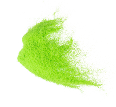 Küçük ölçekli yeşil kum uçan patlama, sebzeli kum tanecikleri patlar. Soyut bulut sineği. Yeşil renkli kum sıçraması hava veriyor. Beyaz arka plan izole edilmiş yüksek hızlı deklanşör, dondurucu fırlatma