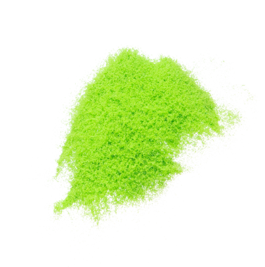 Küçük ölçekli yeşil kum uçan patlama, sebzeli kum tanecikleri patlar. Soyut bulut sineği. Yeşil renkli kum sıçraması hava veriyor. Beyaz arka plan izole edilmiş yüksek hızlı deklanşör, dondurucu fırlatma