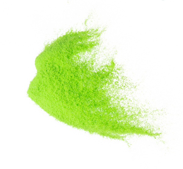 Küçük ölçekli yeşil kum uçan patlama, sebzeli kum tanecikleri patlar. Soyut bulut sineği. Yeşil renkli kum sıçraması hava veriyor. Beyaz arka plan izole edilmiş yüksek hızlı deklanşör, dondurucu fırlatma