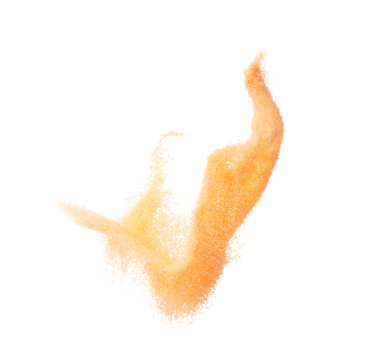 Küçük boy turuncu kum uçan patlama, meyveli kum tanecikleri patlar. Soyut bulut sineği. Turuncu renkli kum serpintisi havayı içine atıyor. Beyaz arka plan izole edilmiş yüksek hızlı deklanşör, dondurucu fırlatma