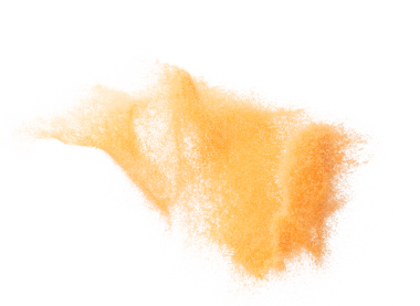 Küçük boy turuncu kum uçan patlama, meyveli kum tanecikleri patlar. Soyut bulut sineği. Turuncu renkli kum serpintisi havayı içine atıyor. Beyaz arka plan izole edilmiş yüksek hızlı deklanşör, dondurucu fırlatma