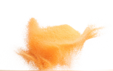 Küçük boy turuncu kum uçan patlama, meyveli kum tanecikleri patlar. Soyut bulut sineği. Turuncu renkli kum serpintisi havayı içine atıyor. Beyaz arka plan izole edilmiş yüksek hızlı deklanşör, dondurucu fırlatma