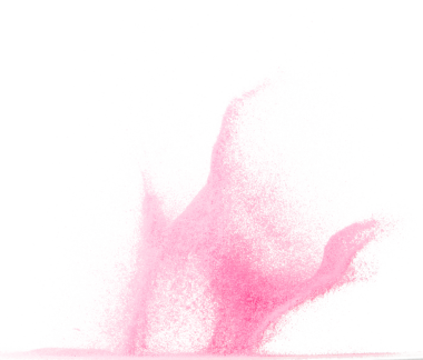 Küçük ölçekli pembe kum uçan patlama, tatlı kum tanecikleri patlar. Soyut bulut sineği. Pembe renkli kum serpintisi hava veriyor. Beyaz arka plan izole edilmiş yüksek hız deklanşörü, dondurucu atış