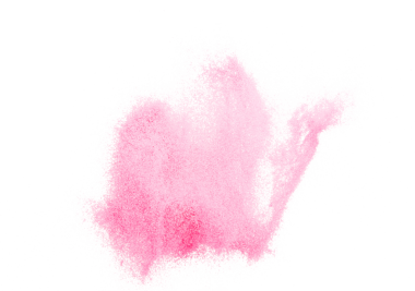 Küçük ölçekli pembe kum uçan patlama, tatlı kum tanecikleri patlar. Soyut bulut sineği. Pembe renkli kum serpintisi hava veriyor. Beyaz arka plan izole edilmiş yüksek hız deklanşörü, dondurucu atış