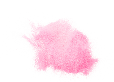 Küçük ölçekli pembe kum uçan patlama, tatlı kum tanecikleri patlar. Soyut bulut sineği. Pembe renkli kum serpintisi hava veriyor. Beyaz arka plan izole edilmiş yüksek hız deklanşörü, dondurucu atış