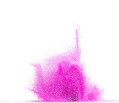 Küçük ölçekli mor kum uçan patlama, menekşe kum tanecikleri patlar. Soyut bulut sineği. Mor renkli kum sıçraması havayı içine atıyor. Beyaz arka plan izole edilmiş yüksek hızlı deklanşör, dondurucu fırlatma