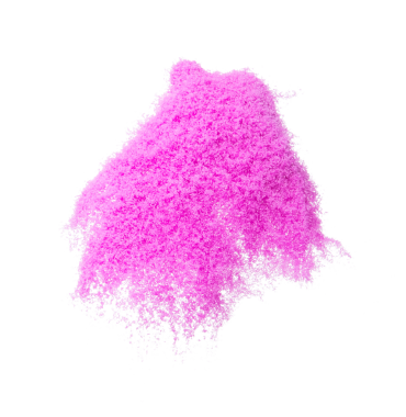 Küçük ölçekli mor kum uçan patlama, menekşe kum tanecikleri patlar. Soyut bulut sineği. Mor renkli kum sıçraması havayı içine atıyor. Beyaz arka plan izole edilmiş yüksek hızlı deklanşör, dondurucu fırlatma