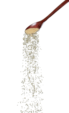 Kahverengi şeker düşer, kahverengi tahıl şekeri soyut bulut sineğinden dökülür tahta kaşıktan. Güzel tohum şeker kamışı, yiyecek nesnesi tasarımı. Seçici odak dondurucu çekim Siyah arkaplan izole